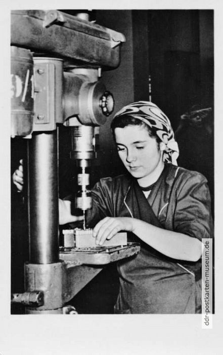 Gleichbereichtigung der Frau - Maschinenarbeiterin in einem Berliner VEB - 1955
