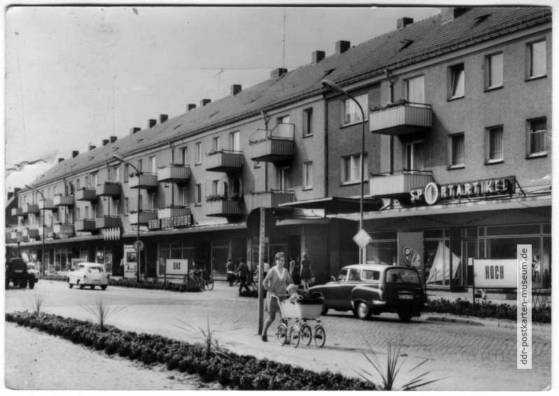 Neue Wohnhäuser und Geschäfte an der Breiten Straße - 1971