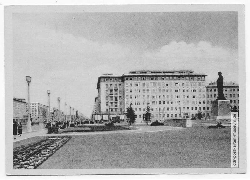 Stalin-Denkmal und Block C-Süd in der Stalinallee - 1954