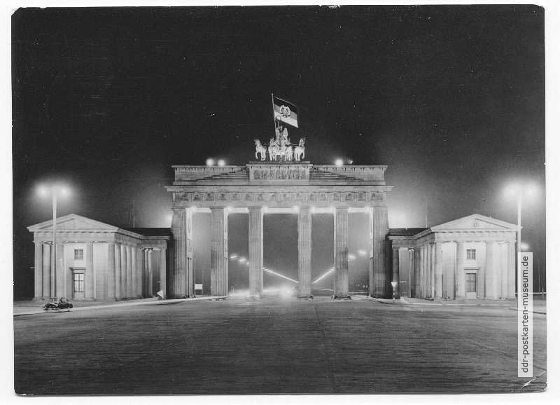 Brandenburger Tor bei Nacht - 1964