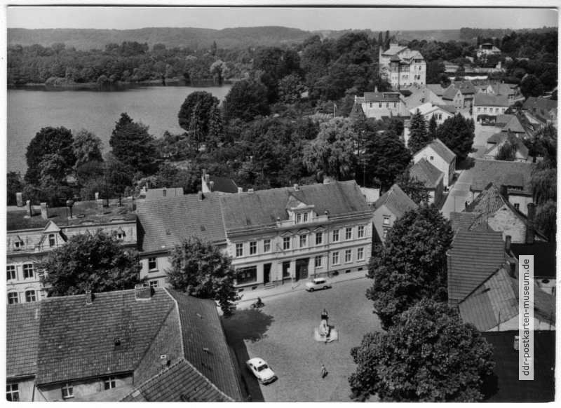Blick vom Kirchturm auf den Marktplatz und Buckow-See - 1972
