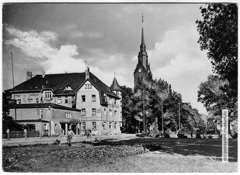 Friedrich-Engels-Platz mit Peter-Pauls-Kirche, Stadtcafe und Lichtspiele - 1959