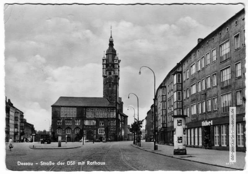 Straße der DSF mit Rathaus - 1960