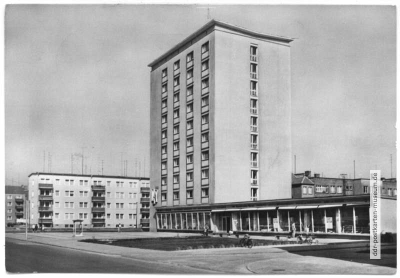 Wohnhochhaus, HO-Kaufhalle West und Milch-Mocca-Bar - 1967
