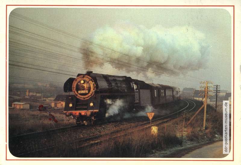 Dampflok 01 0501-5 mit Personenzug P 8012 bei der Ausfahrt von Saalfeld - 1985