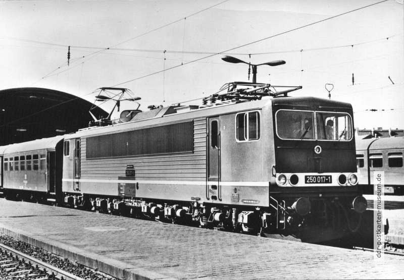 Elektrolok 250 017-1 im Hauptbahnhof von Halle - 1981