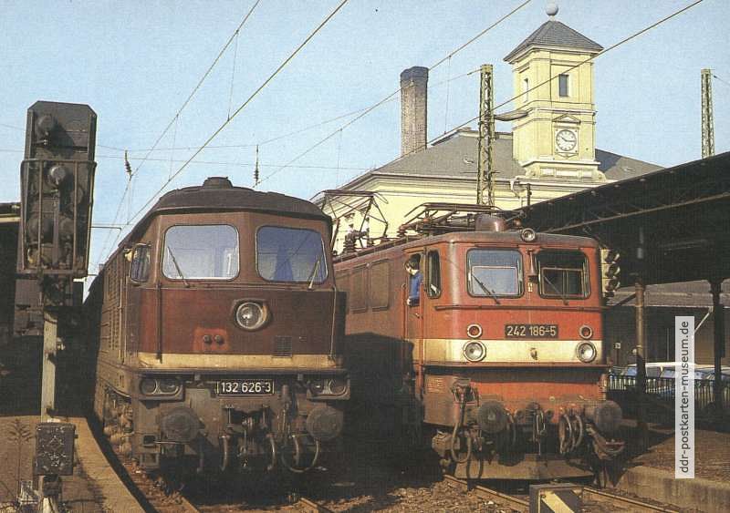 Elektrolokomotiven 132 626 und 242 186 im Bahnhof Reichenbach - 1988