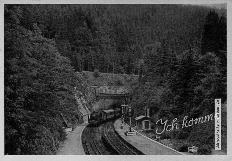 Grußkarte mit Personenzug im Bahnhof Oberhof, Brandleite-Tunnel - 1955