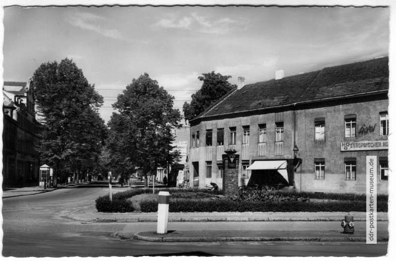 Karl-Marx-Platz mit Stalinallee, HO-Gaststätte und Hotel "Europäischer Hof" - 1956