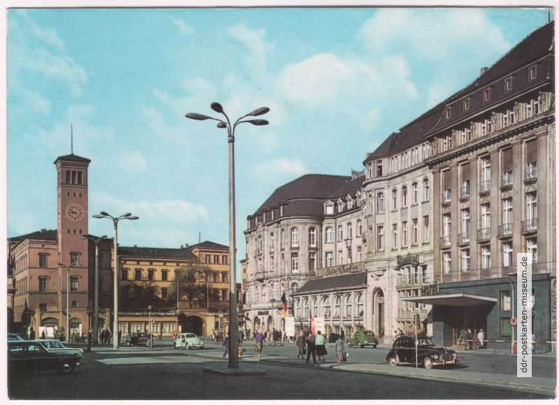 Bahnhofsplatz mit HO-Hotel (Interhotel) "Erfurter Hof" - 1966