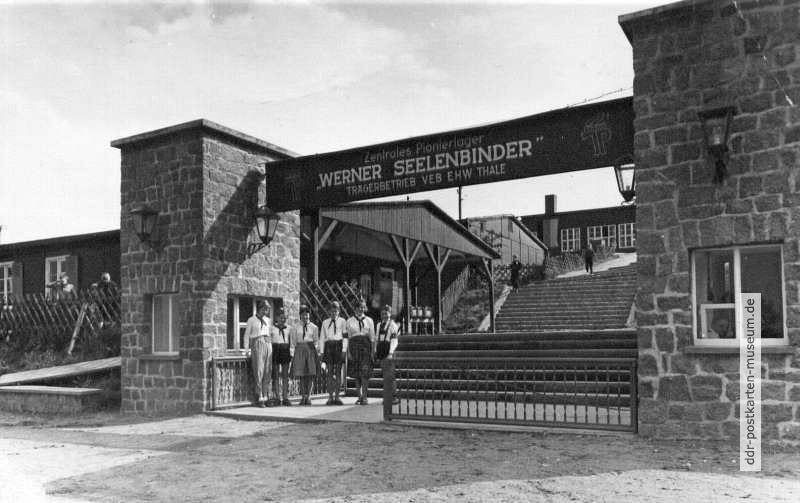 Eingang vom Kinderferienlager "Werner Seelenbinder" des VEB EHW Thale in Güntersberge - 1958