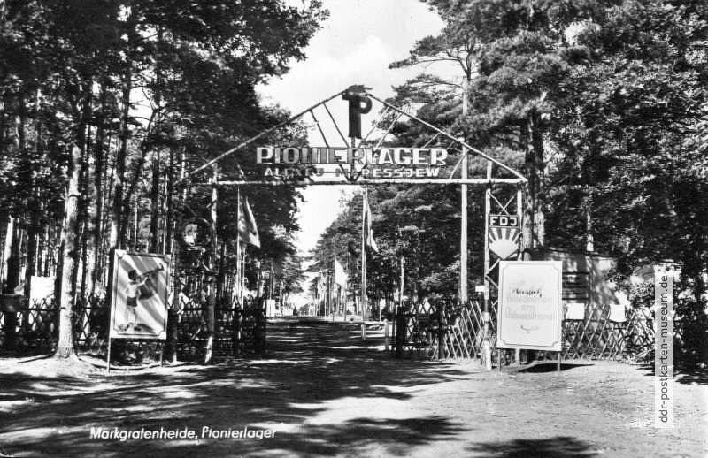 Eingang vom Pionierlager "Alexej Maressjew" in Markgrafenheide - 1959