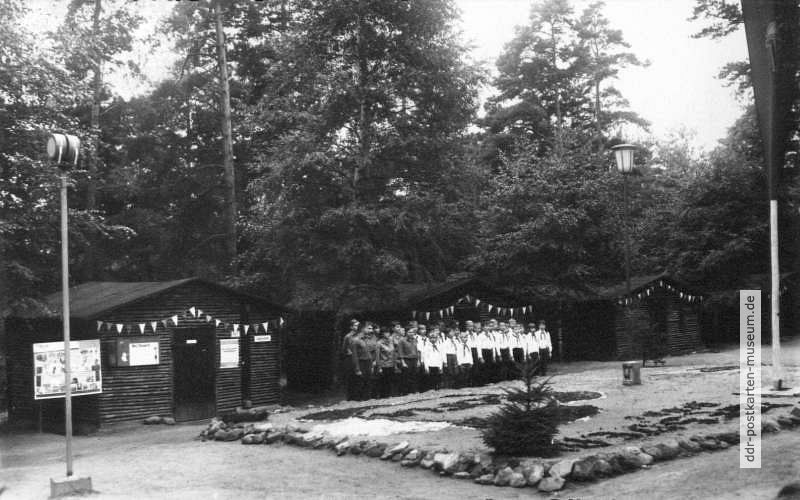 Blockhütte und Appellplatz im Pionierlager "Klement Gottwald" in Papstdorf - 1969