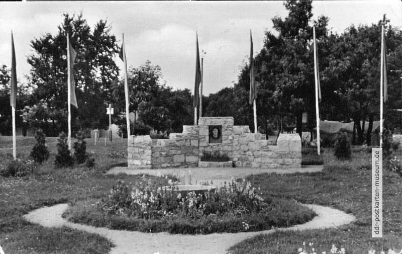 Ernst-Thälmann-Denkmal im Pionierlager "Gheorghiu Dej" in Straußberg - 1958