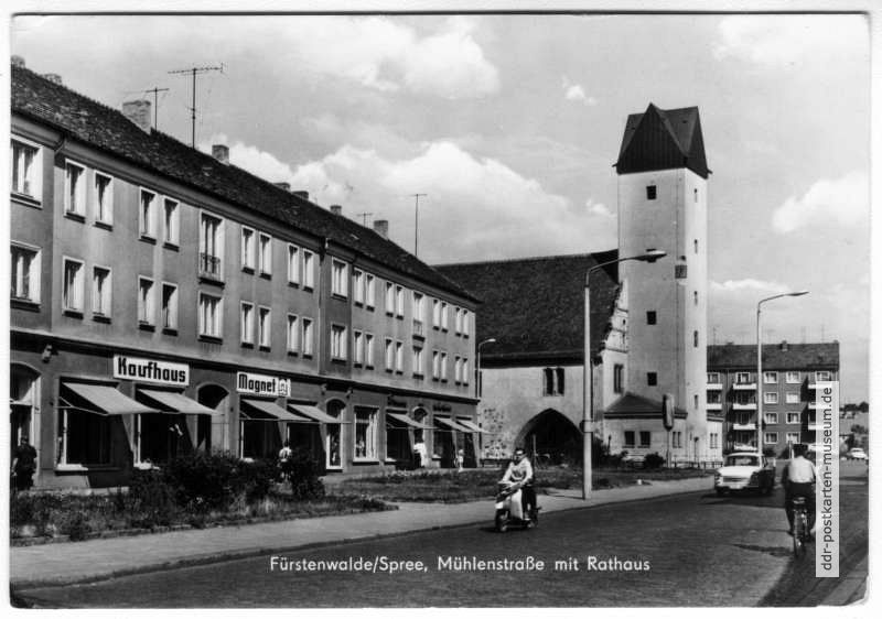 Mühlenstraße mit Rathaus und Kaufhaus "Magnet" - 1971
