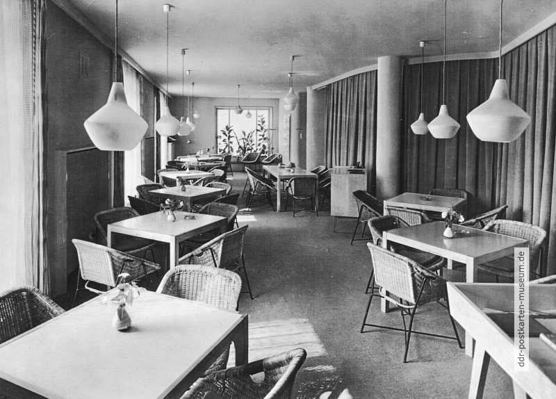 Neustadt (Sachsen), HO-Cafe "Wochenpost" mit Lese-Cafe in 1. Etage - 1960