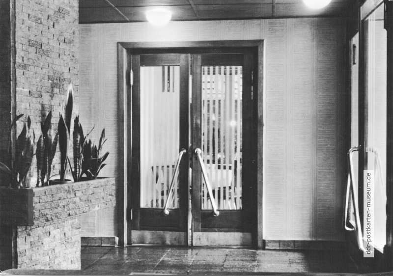 Röbel (Müritz), Eingang zum Restaurant im HO-Hotel "Weißes Roß" - 1968