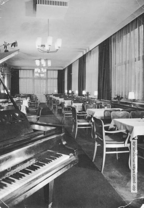 Weimar, Terrasse im HO-Hotel "International" am Hauptbahnhof - 1957