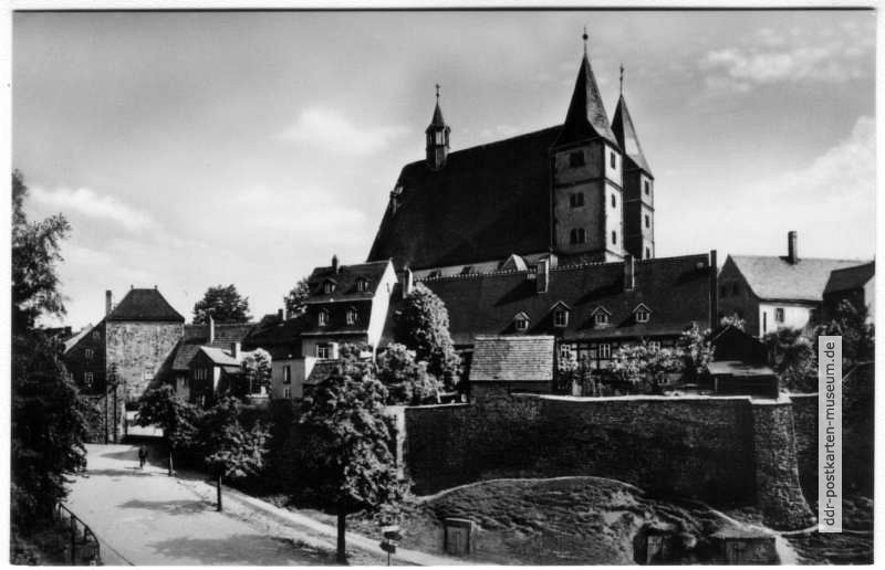 Kirche mit Stadtmauer und Stadttor - 1965