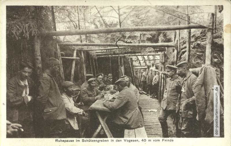 Deutsche Postkarte: Kartenspiel im Schützengraben, 40 Meter vom Feinde - 1915
