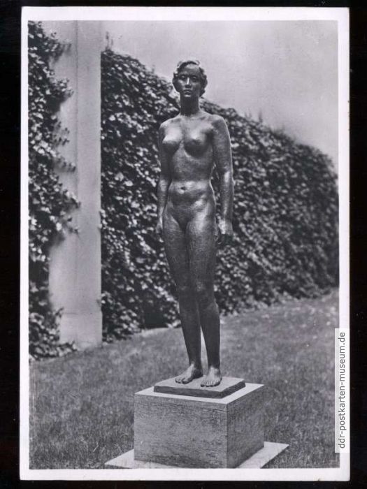 Mädchenstatue von Georg Kolbe im Garten des Frankfurter Goethe-Museum - 1937