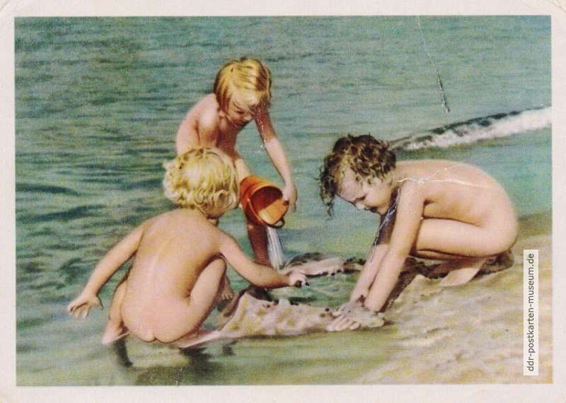 Kinder Beim Spielen am Ostseestrand - 1956