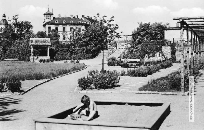 Im Sandkasten an der Friedenshöhe in Görlitz - 1957