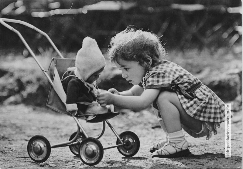 Junge Mutti mit Kind - 1968
