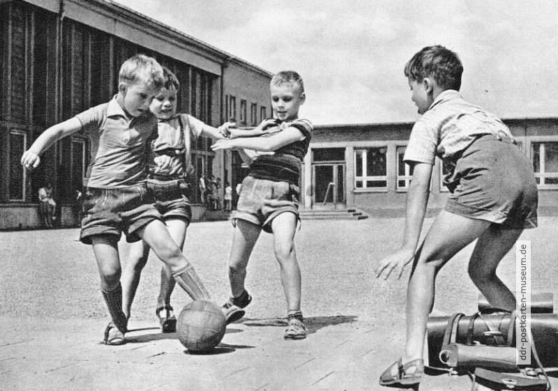 König Fußball auf dem Pausenhof - 1968