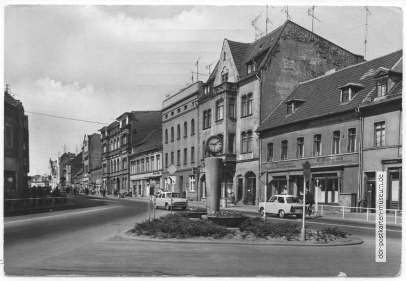 Ernst-Thälmann-Straße mit Uhrensäule - 1981
