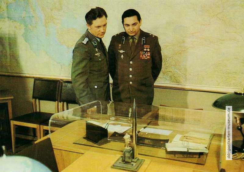 Die Kosmonauten Sigmund Jähn (links) und Waleri Bykowski beim Besuch des Juri Gagarin gewidmeten Museums im "Sternenstädtchen" - 1978