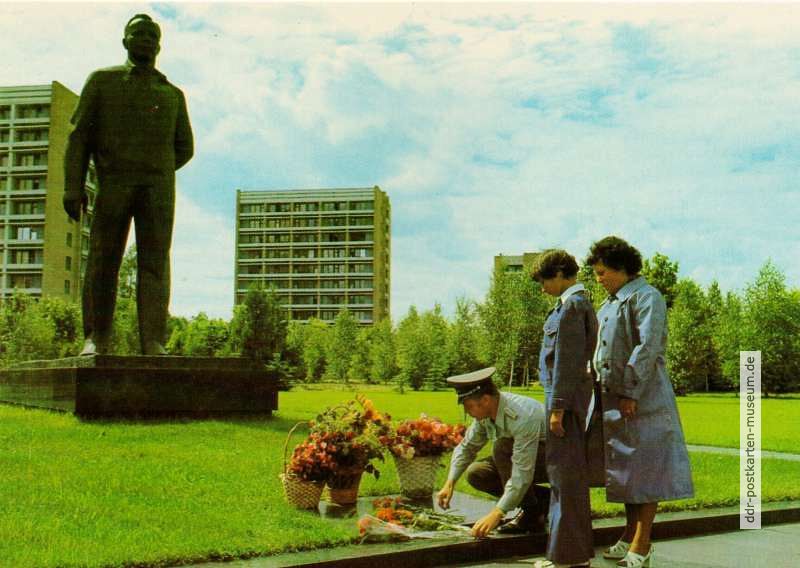 Fliegerkosmonaut Sigmund Jähn mit Ehefrau und Tochter am Gagarin-Denkmal im "Sternenstädtchen" - 1978