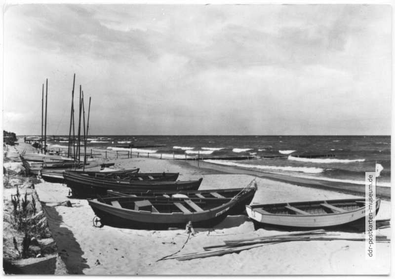 Kühlungsborn-West, Fischerboote am Strand - 1981