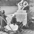 Berlin-Prenzlauer Berg, Plastik zur Erinnerung an Käthe Kollwitz auf dem Kollwitzplatz - 1951