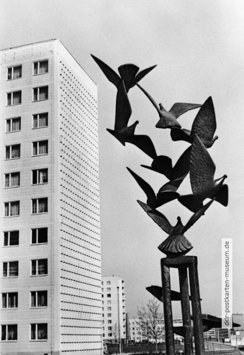 Bronzeplastik "Taubenflug" von Rudolf Hilscher in Halle-Neustadt - 1975