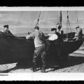 "Kurze Ruhepause", Klönschnack am Fischerboot - 1955