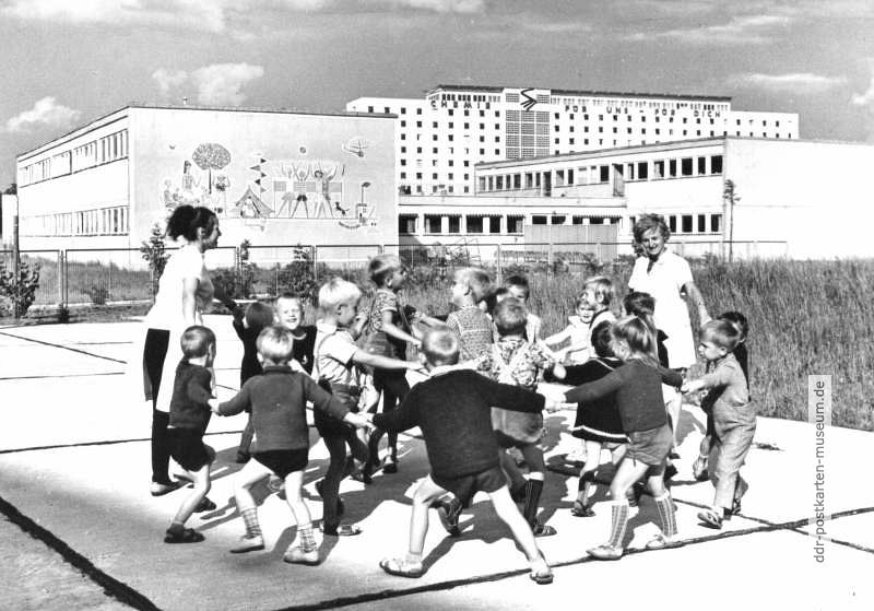 Ringelreien beim Kindergarten in Schwedt - 1968