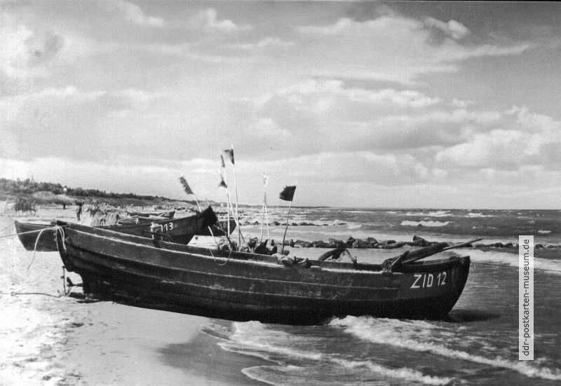 Fischerboote am Strand von Zingst - 1971