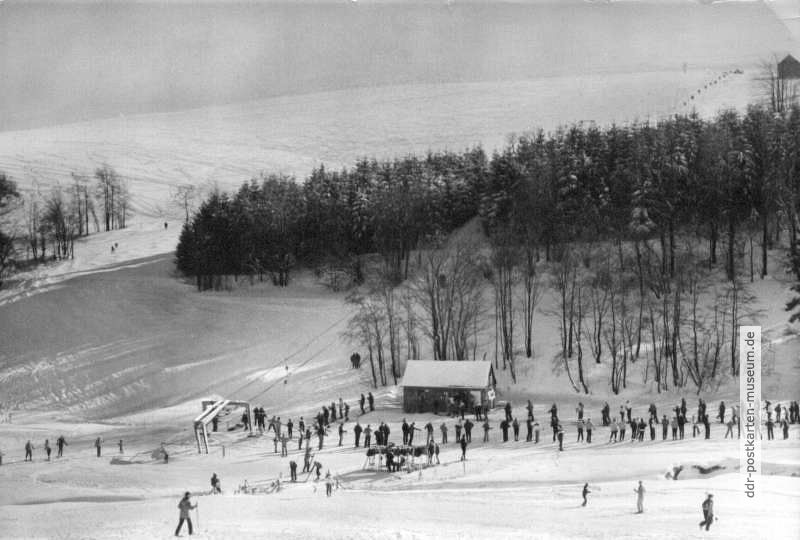 Anstehen am Skilift im Wintersportzentrum Hermsdorf - 1986