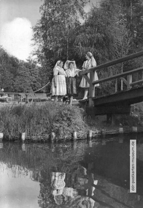 Trachtenmädchen im Spreewald - 1969