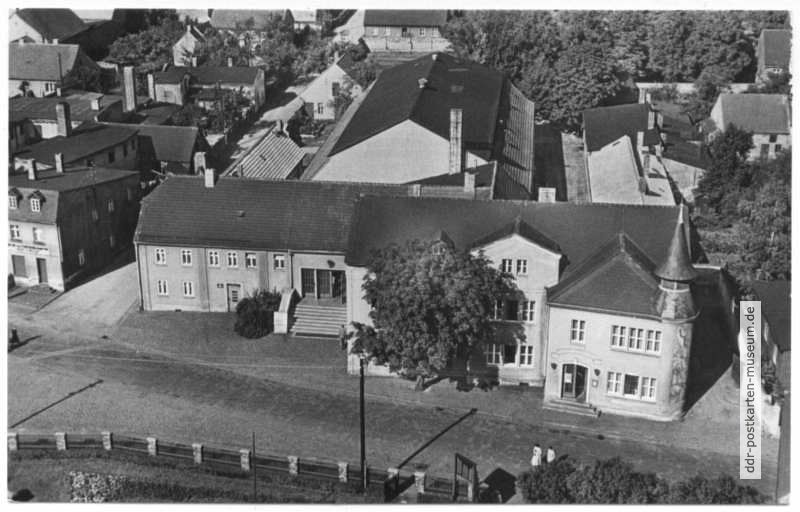 Lauchhammer-Mitte, Blick auf das Kulturhaus des VEB Braunkohlenkombinat - 1959
