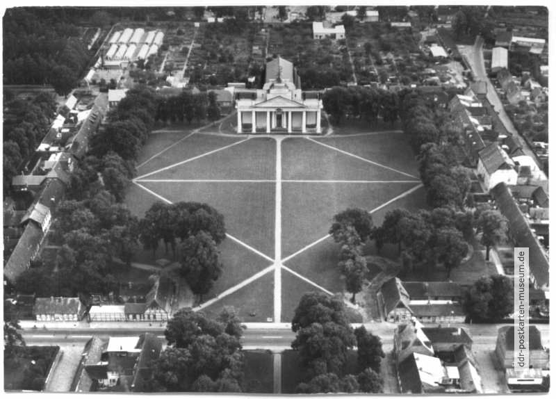 Luftbild mit Blick auf die Schloßkirche - 1979