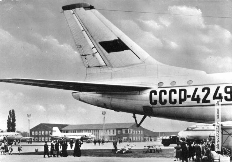 Zentralflughafen Berlin-Schönefeld, Leitwerk einer "TU-104" der Aeroflot (UdSSR) - 1962 / 1963