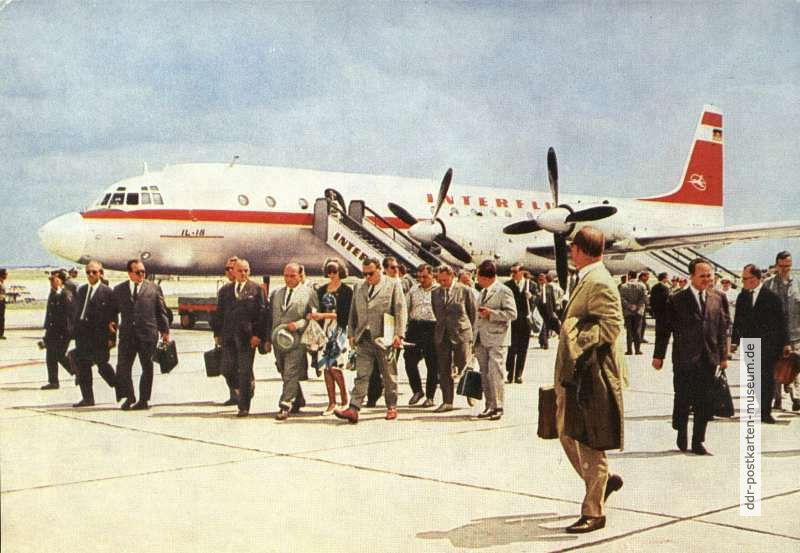 Turbopropmaschine "IL 18" nach der Landung in Berlin-Schönefeld - 1966