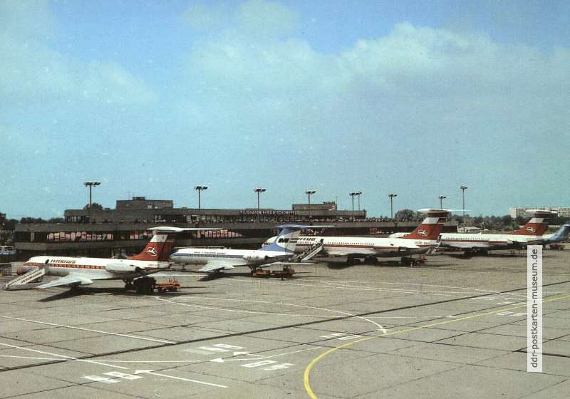 Flughafen Berlin-Schönefeld, Maschinen der Interflug und Malev am Abfertigungsgebäude - 1986