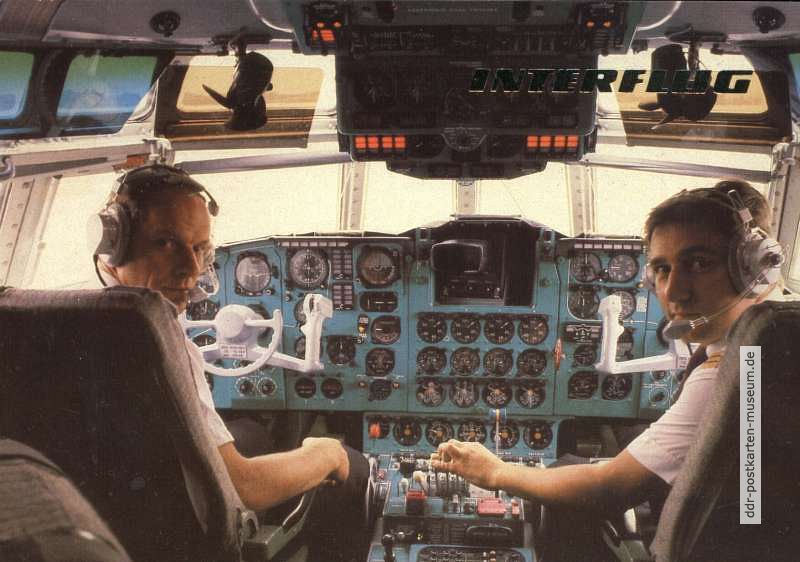 Interflug-Piloten im Cockpit der "IL 62" - 1988