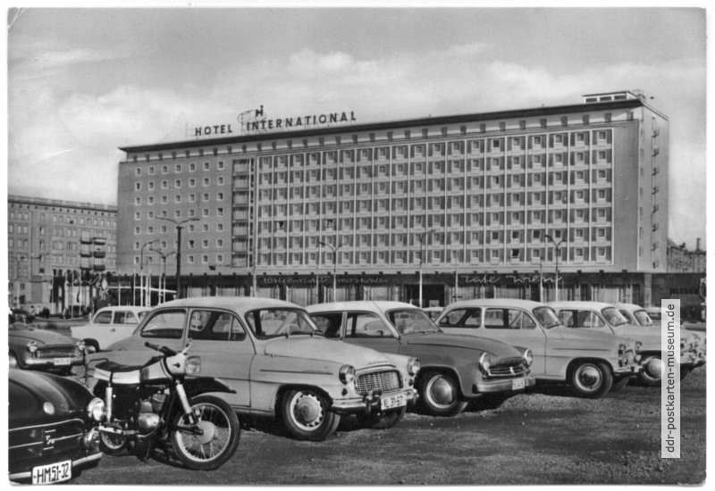 Parkplatz vor dem Hotel "International" - 1965
