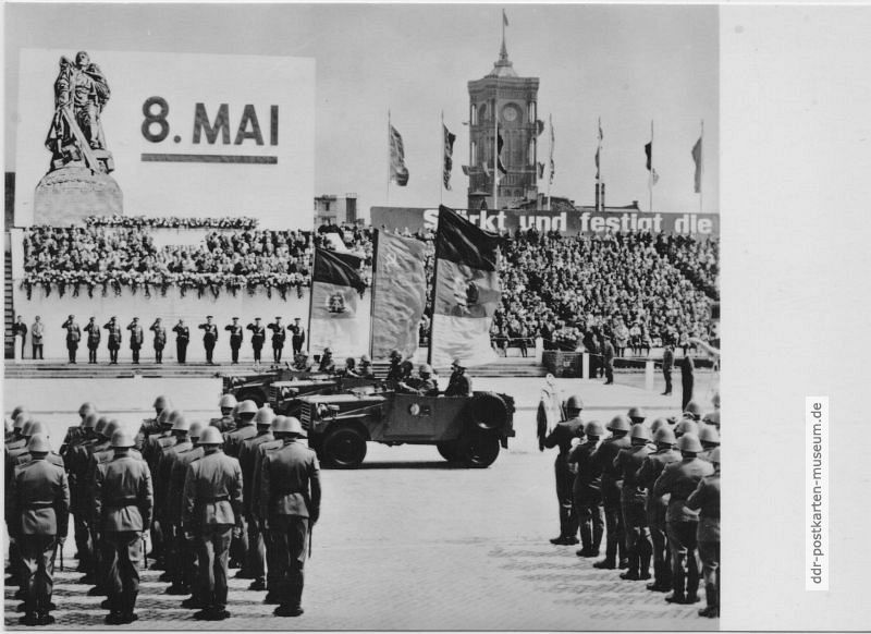 Ehrenparade der Sowjetarmee und der NVA am 8.Mai 1965 in Berlin - 1970