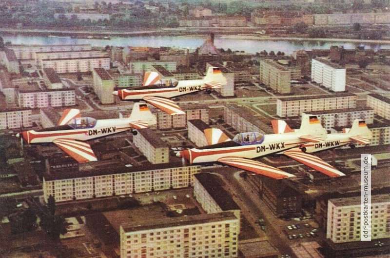 Einmotorige Maschinen im Formationsflug künftiger Flugzeugführer der NVA (Flugscule) - 1979