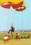 GST-Fallschirmsportler bei der Landung auf der Nullscheibe - 1987